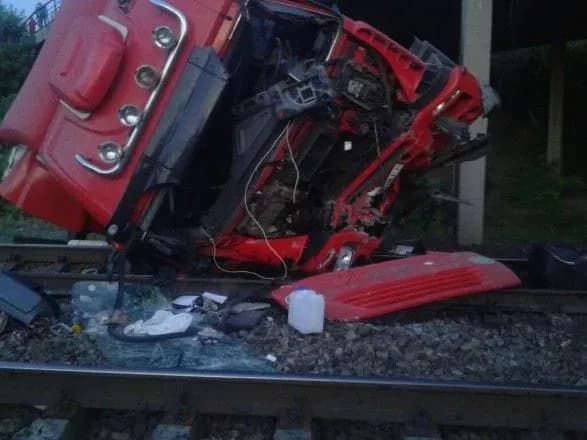 У Дніпропетровській області вантажівка впала з автомобільного мосту на залізничні колії