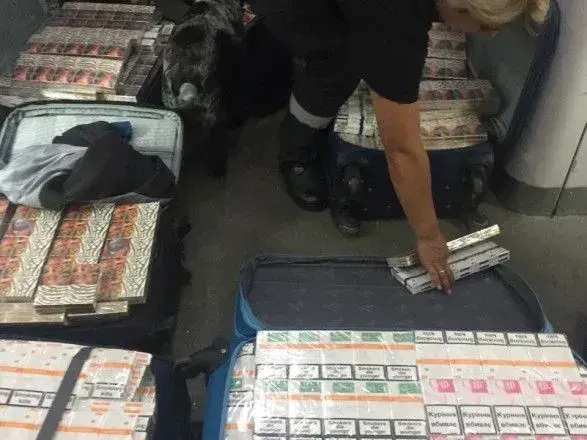 Партію сигарет у восьми валізах намагалися потягом переправити до Польщі