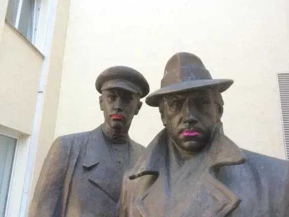 Активісти "змінили стать" пам'ятнику Жеглову та Шарапову біля МВС, є затримані