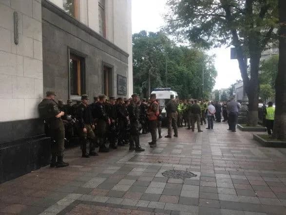 Крищенко заявив про зменшення кількості правоохоронців під Радою