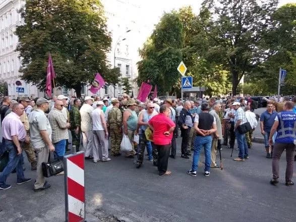 Мітингувальники прорвалися до другого під'їзду Ради