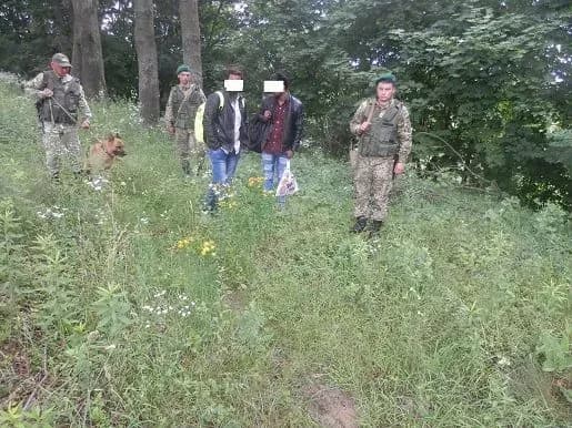 Двох індусів на шляху до Європи перехопили прикордонники у лісових хащах