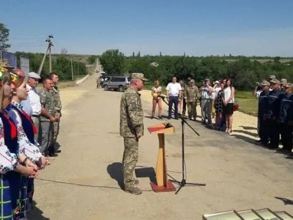 В Троицком торжественно открыли восстановленный военными мост