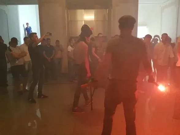 Газ та димові шашки: у міськраді Харкова сталася сутичка