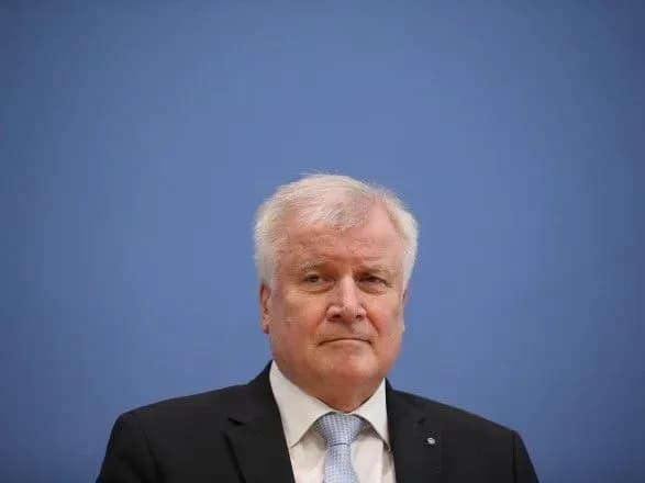 Глава МВС ФРН попередив Меркель про загрозу розпаду коаліції в разі його звільнення