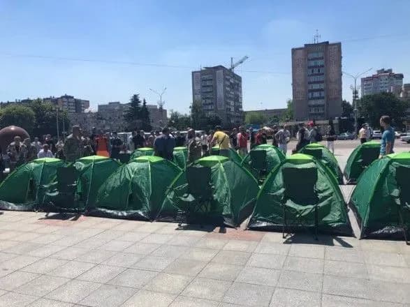 Біля Черкаської ОДА встановили наметове містечко