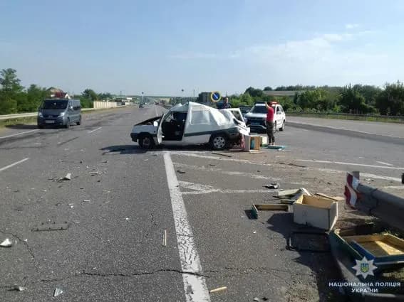 На трасі Київ-Одеса не розминулися легковик та вантажівка