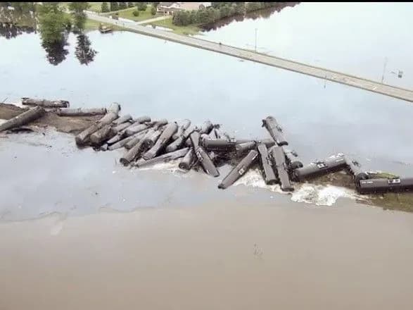 У США під час аварії вантажного потягу стався витік 5,5 тисячі барелів нафти