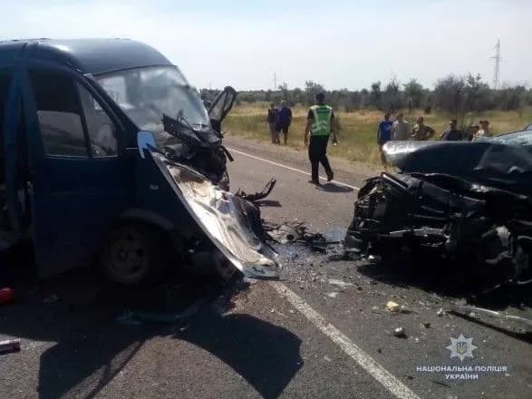 На Херсонщині не розминулися легковик та мікроавтобус: є загиблі