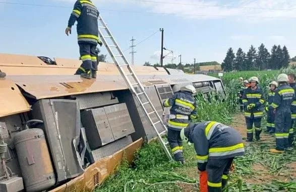 В Австрії з рейок зійшов потяг: є постраждалі