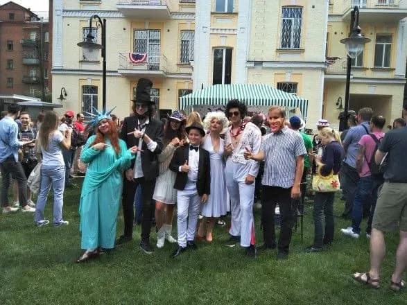 Ко Дню независимости США в Киеве устроили забег в мешках