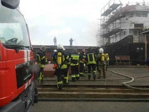 У Херсоні загорілось судно: вогонь поширився на каюти та палубу