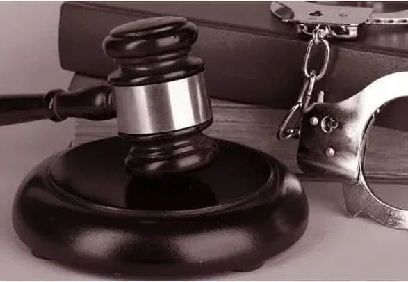 Пійманому на хабарі 30 тисяч доларів чиновнику суд обрав запобіжний захід