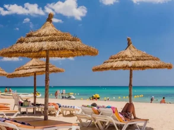 Омелян ініціював позбавлення ліцензії туроператора, з яким українці вилітали до Тунісу