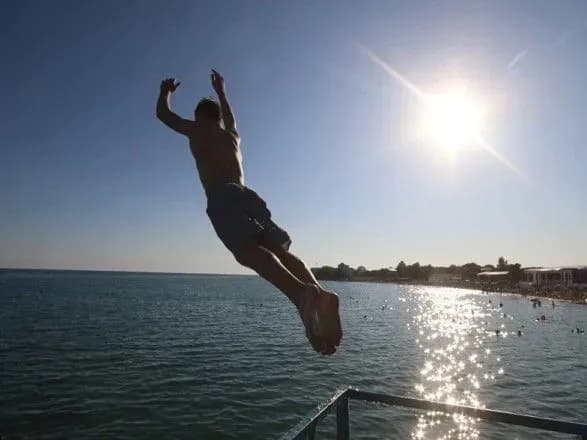 Стрибки у море з дамби скінчились трагічно: юнак зламав собі шию
