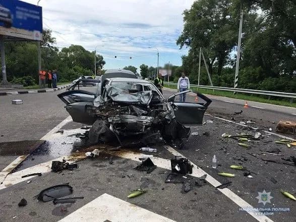 Троє осіб загинули внаслідок лобового зіткнення позашляховика з мікроавтобусом