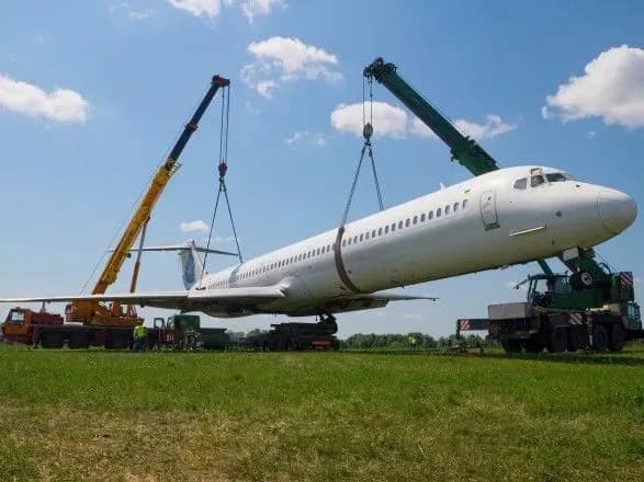 Літак, який у "Жулянах" викотився за злітно-посадкову смугу, утилізують