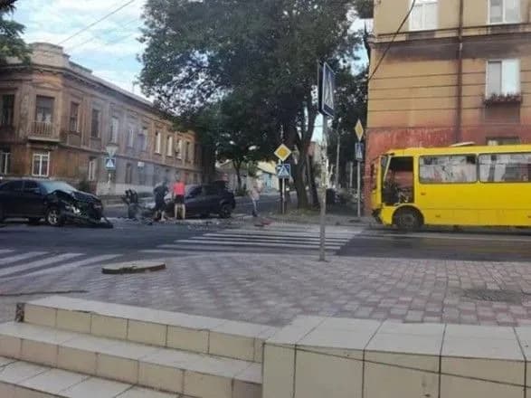 Семеро осіб постраждали у Маріуполі через каскадне ДТП