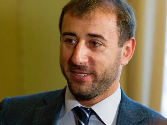 Рибалка працевлаштував свою дружину у родинну фірму і платить їй мізерну зарплату - декларація