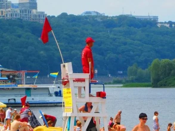 Купатися на столичних пляжах не рекомендовано: названі причини