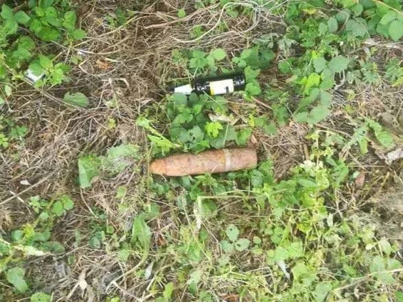 У Києві на території гімназії знайшли гарматний снаряд