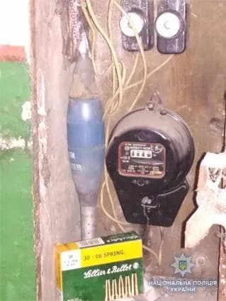 В електрощитовій будинку у Львові знайшли міну та патрони