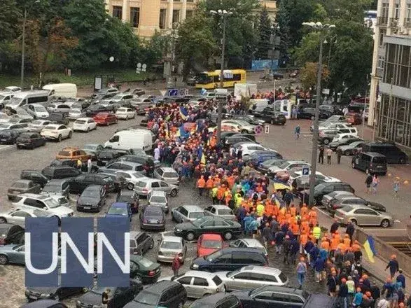 Урядовий квартал заполонили протестувальники: у хід пішли димові шашки