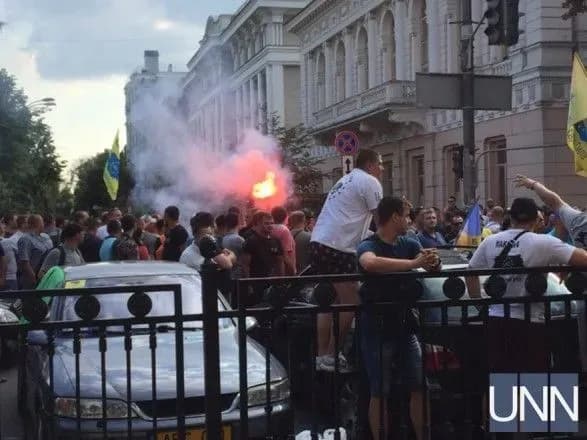 Активісти заблокували ВР: фаєри та сутички із поліцією