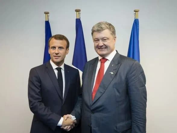 Порошенко зустрівся із Макроном: говорили про Сенцова, нормандський формат і візит в Україну