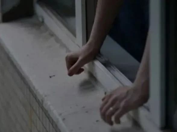 У Кропивницькому жінка випала з четвертого поверху і загинула