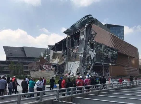 В Мехіко обвалився торговий центр