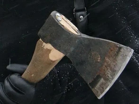 В Чернигове злоумышленник топором зарубил мужчину и пытался убить женщину
