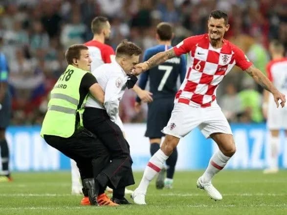 Pussy Riot вибігли на поле стадіону "Лужники" під час фіналу ЧС