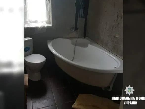 На Прикарпатті матір прикувала двох дітей ланцюгом і пішла