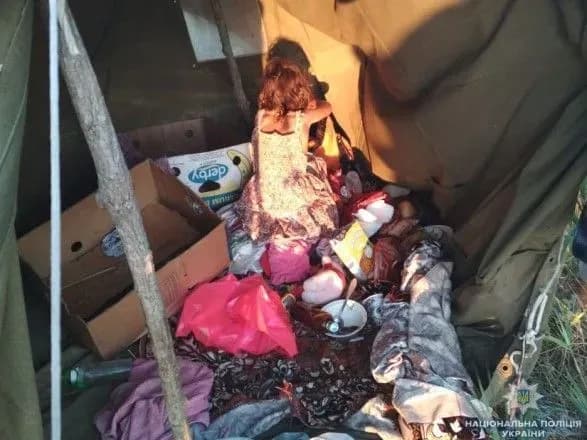 На Херсонщині батьки залишали маленьких дітей в наметі без нагляду