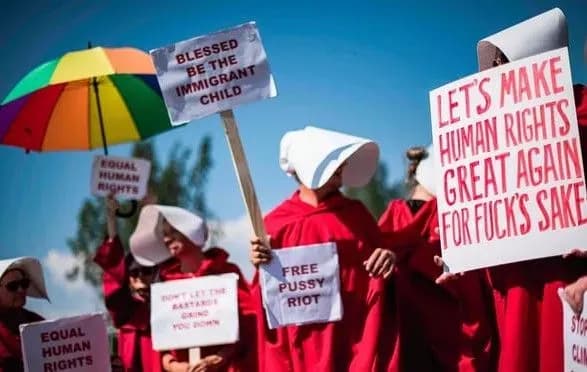 Протесты в Хельсинки: активисты оделись в героинь "Рассказов служанки" и беременного Трампа