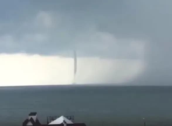 Азовським морем біля узбережжя Бердянська пронісся смерч