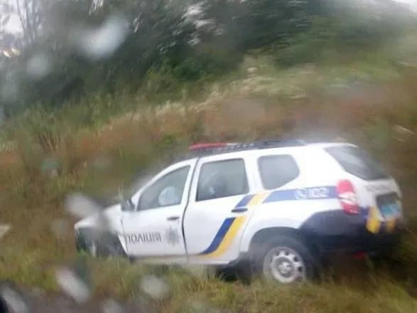 Біля Львова автомобіль поліції злетів із дроги