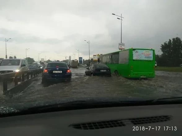 У Києві дощем залило проспект Бажана