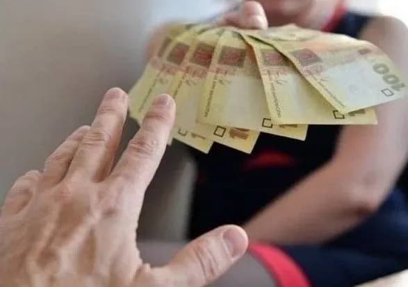 Cімейна фірма Рибалки платить своїм співробітникам мінімальну зарплату