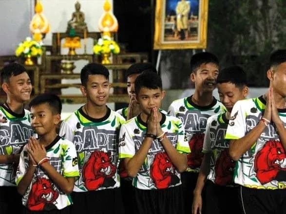 Врятовані з печери в Таїланді діти повернулися додому