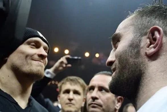 Усик та Гассієв провели дуель поглядів перед боєм