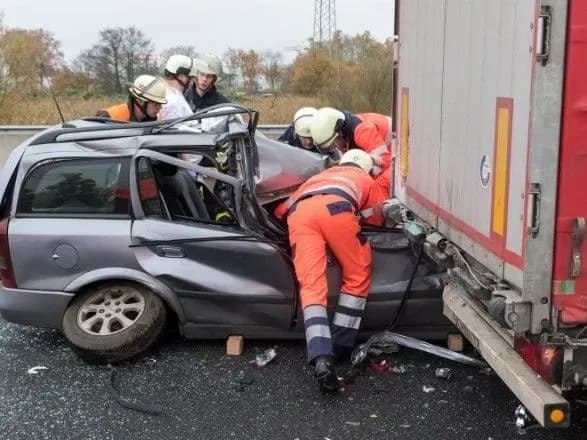 Рятувальники деблокували тіла двох загиблих в аварії під Миколаєвом
