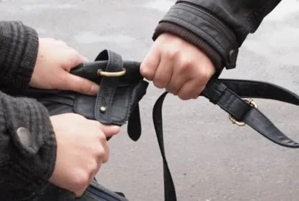 У киянина забрали рюкзак з валютою на суму понад 800 тис. гривень