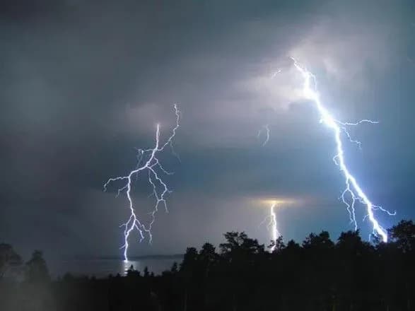 В Украине из-за гроз и шквалов объявили штормовое предупреждение