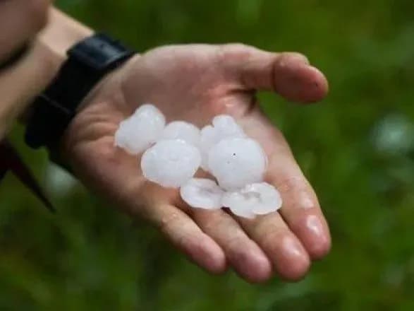 На Дніпро обрушився величезний град