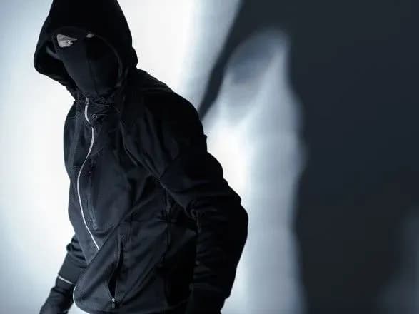 Невідомі пограбували на два мільйони гривень співробітника столичного банку