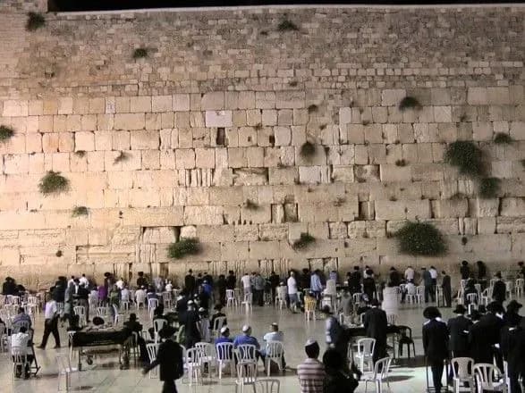 З Стіни плачу вивалився камінь і мало не вбив жінку