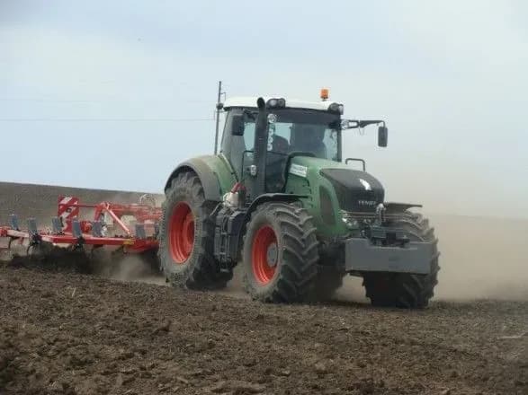 У Маріуполі під час робіт у полі підірвався трактор