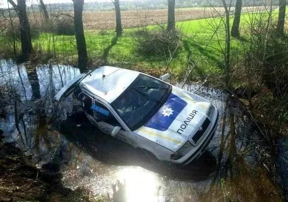 Під час переслідування порушника поліцейське авто вилетіло у рівчак